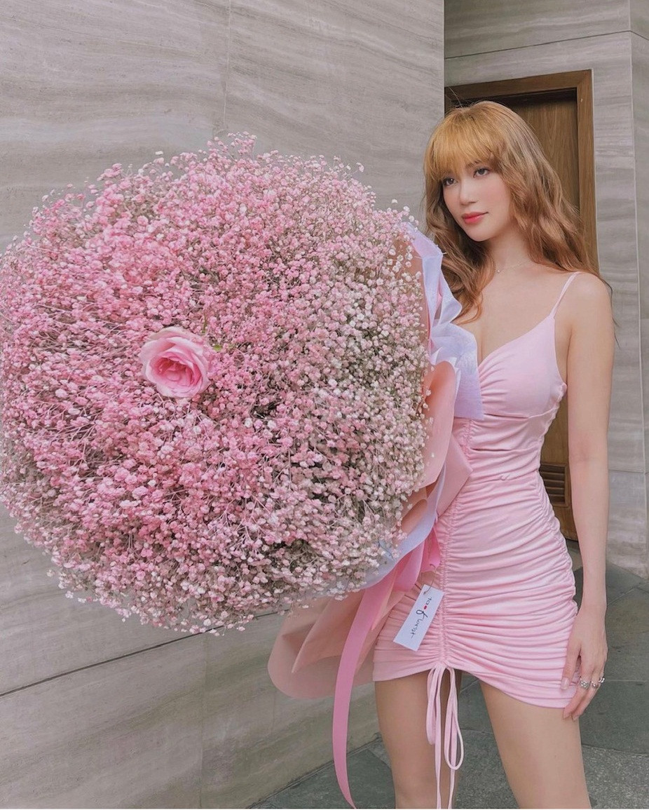 “Sao” Việt đón Valentine: Sơn Tùng thả tim, Thiều Bảo Trâm đẹp nhất khi không thuộc về ai, Tóc Tiên gợi cảm “một mình“ ảnh 12