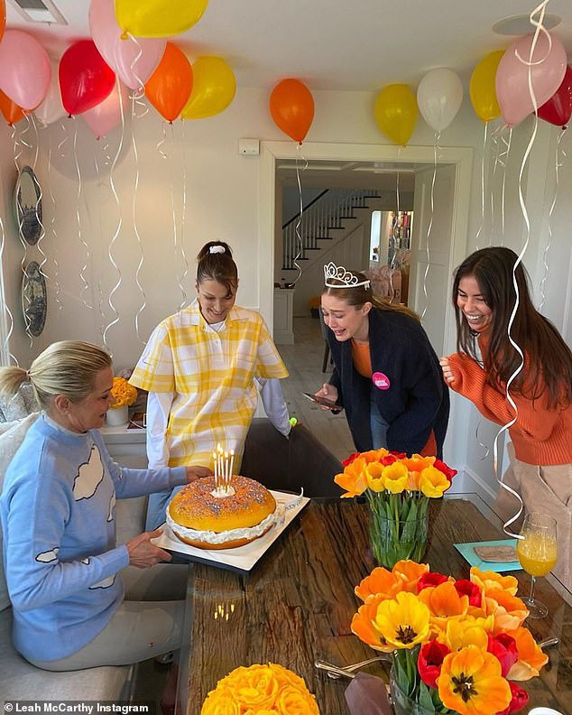 Chân dài Gigi Hadid vừa đón sinh nhật tuổi 25 ấm cúng bên gia đình. Với cô, đây cũng là một sinh nhật đặc biệt và đáng nhớ. Dù không thể tổ chức tiệc linh đình trong mùa dịch, Gigi vẫn nhận được nhiều lời chúc mừng, quà tặng từ những người bạn thân trong giới như Taylor Swift, Kendall Jenner... "Đột nhập" tiệc sinh nhật lần 25 của Siêu mẫu Gigi Hadid bên bạn trai - ca sĩ Zayn Malik ảnh 1