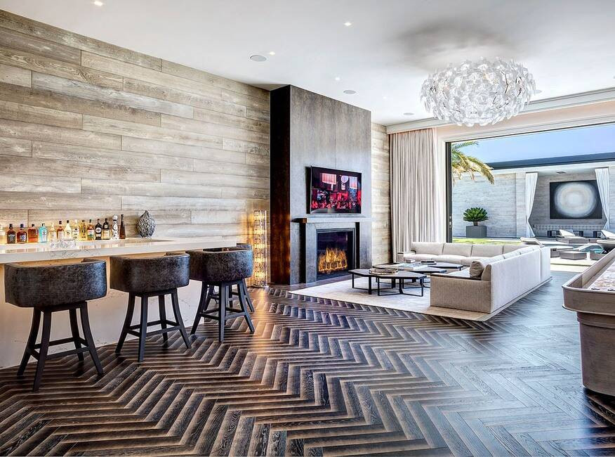 Kylie đã sử dụng căn phòng này làm bối cảnh cho những bức ảnh đầu tiên mà cô chia sẻ từ biệt thự lên trên mạng xã hội với chú thích, "lover girl". "Đột nhập" siêu biệt thự trị giá 36 triệu USD mới tậu của Kylie Jenner ảnh 6