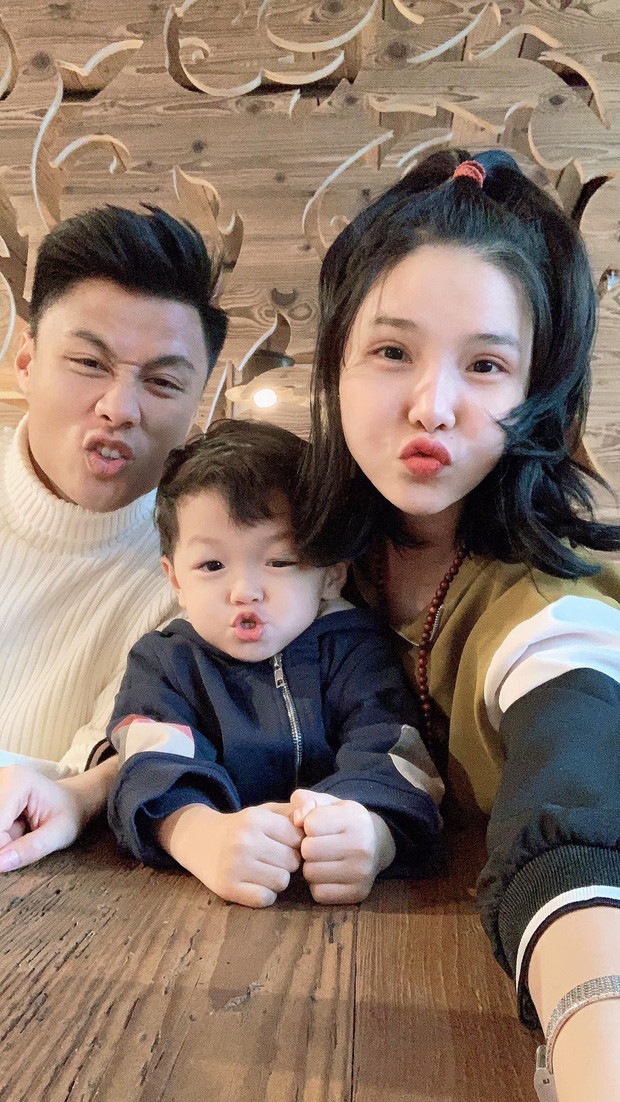 Hành trình yêu gian nan và cái kết cực ngọt của Mạc Hồng Quân và Kỳ Hân: Từ ồn ào tình tay ba đến hạnh phúc viên mãn sau 4 năm kết hôn - Ảnh 9. Hành trình yêu gian nan và cái kết cực ngọt của Mạc Hồng Quân và Kỳ Hân: Từ ồn ào tình tay ba đến hạnh phúc viên mãn sau 4 năm kết hôn - Ảnh 9.