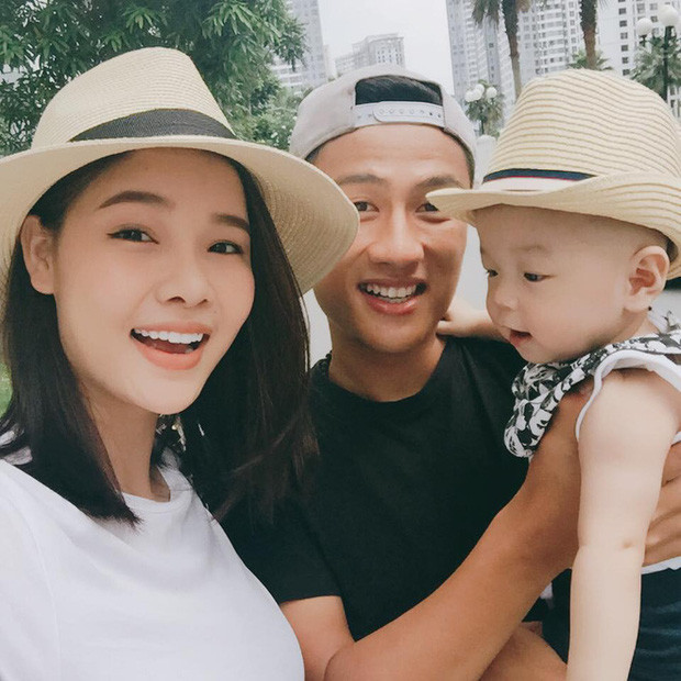 Hành trình yêu gian nan và cái kết cực ngọt của Mạc Hồng Quân và Kỳ Hân: Từ ồn ào tình tay ba đến hạnh phúc viên mãn sau 4 năm kết hôn - Ảnh 13. Hành trình yêu gian nan và cái kết cực ngọt của Mạc Hồng Quân và Kỳ Hân: Từ ồn ào tình tay ba đến hạnh phúc viên mãn sau 4 năm kết hôn - Ảnh 13.