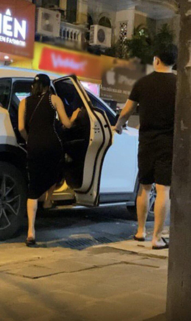 Rầm rộ loạt ảnh Lệ Quyên đi mua sắm thân thiết bên trai lạ, dân tình tò mò mối quan hệ của cả hai - Ảnh 2.