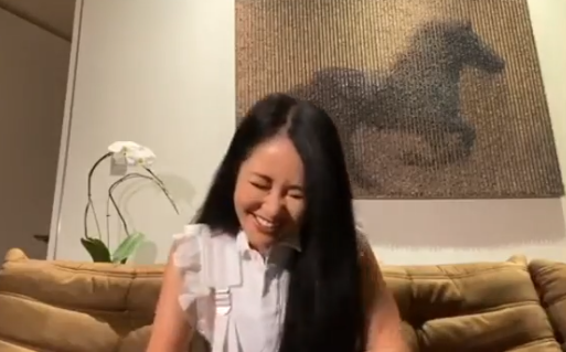 phan ung hong nhung khi livestream lo mat ban trai ngoai quoc song cung nha? hinh anh 3