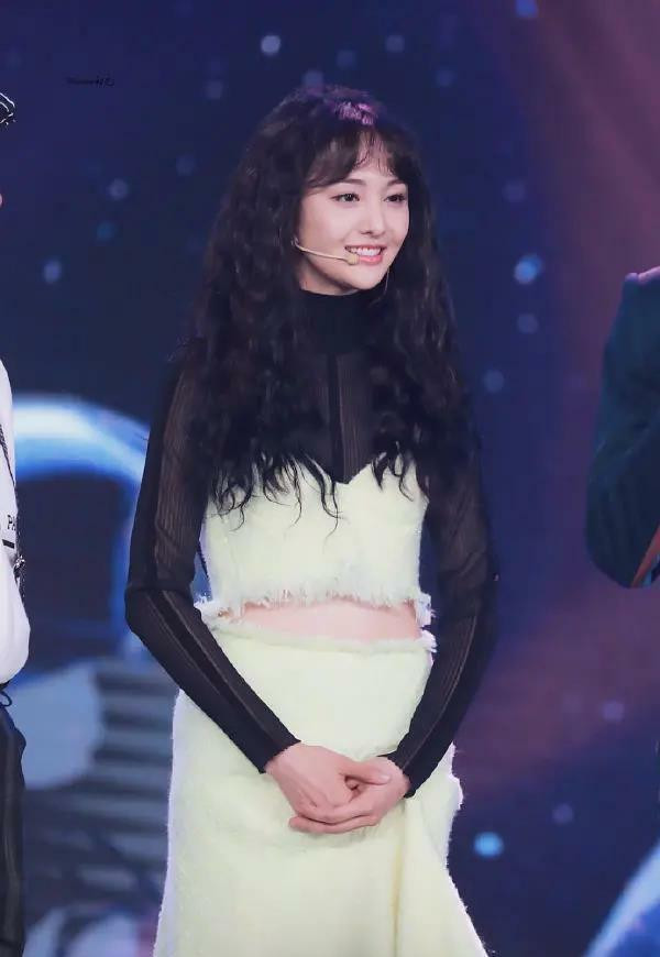 Phối đồ tươi mới và sang chảnh Xuân-Hè như “nữ thần thời thượng” Trịnh Sảng ảnh 6