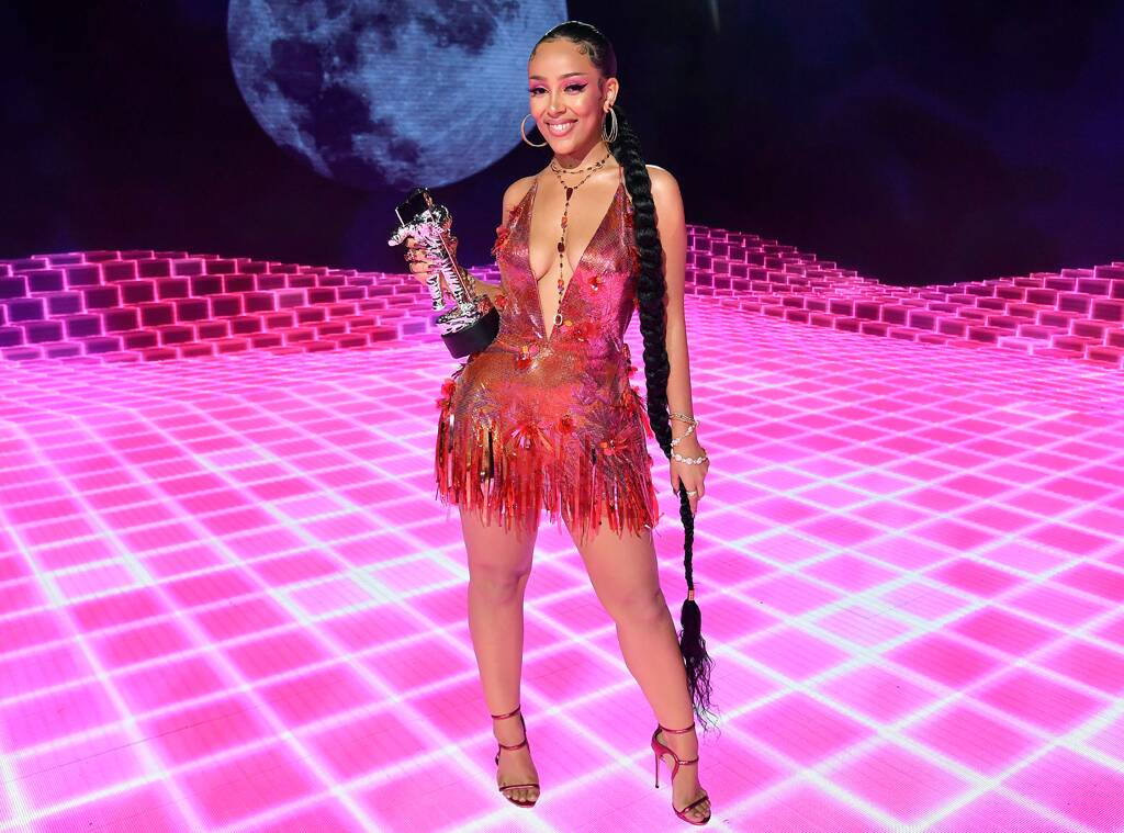 Đàm Tùng Vận “căm phẫn” thủ phạm; Điệu nhảy “hot” nhất tiktok tái hiện trong MTV VMAs 2020 ảnh 9