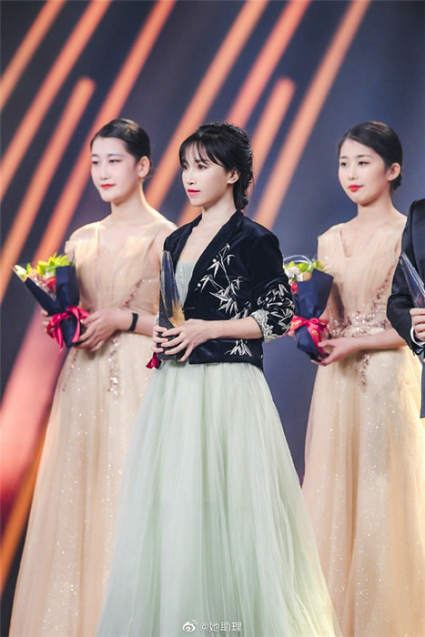 Động thái “ngược” căng của Lý Tử Thất sau “bão” comments bị cho là kém sắc ngoài đời ảnh 12