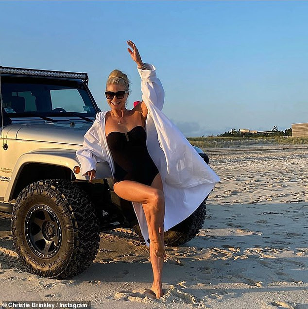  “Mặt nạ Zorro” bị mắc COVID-19; Hollywood đón chào “công chúa mới” của cặp đôi quyền lực ảnh 9