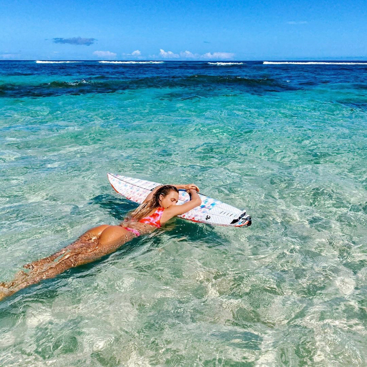 Ngắm “tuyệt tác” vòng 3 hoàn mỹ, gợi cảm của nữ vận động viên lướt ván “hot” nhất thế giới ảnh 8