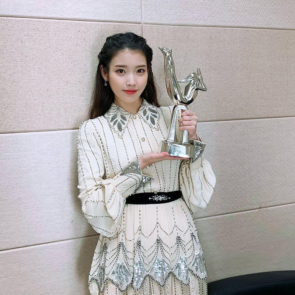 Lee Jong Suk tạo hình lãng tử hóa thân “sát thủ nhân tạo”; IU đánh bại BTS ở “Grammy Hàn“ ảnh 5