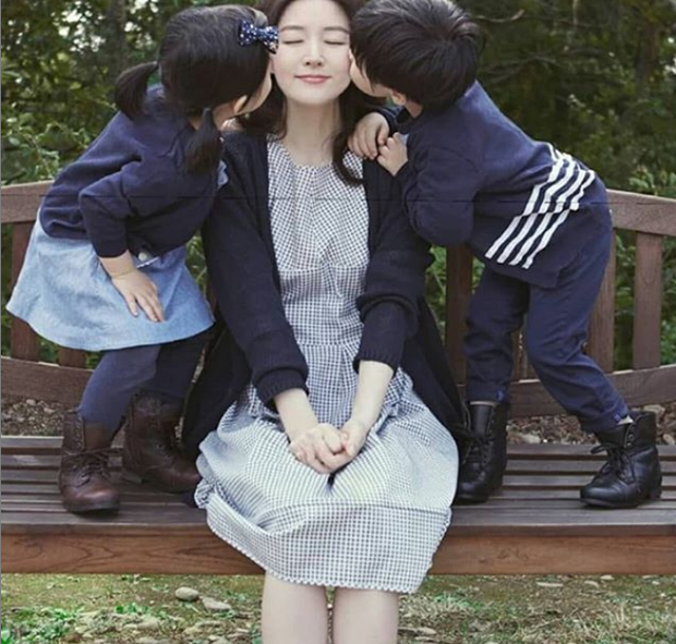 Để mặt mộc đi chợ, Dae Jang Geum Lee Young Ae lộ dấu hiệu lão hoá rõ rệt nhưng nhan sắc U50 vẫn khiến dân tình dậy sóng - Ảnh 4. Để mặt mộc đi chợ, Dae Jang Geum Lee Young Ae lộ dấu hiệu lão hoá rõ rệt nhưng nhan sắc U50 vẫn khiến dân tình dậy sóng - Ảnh 4.