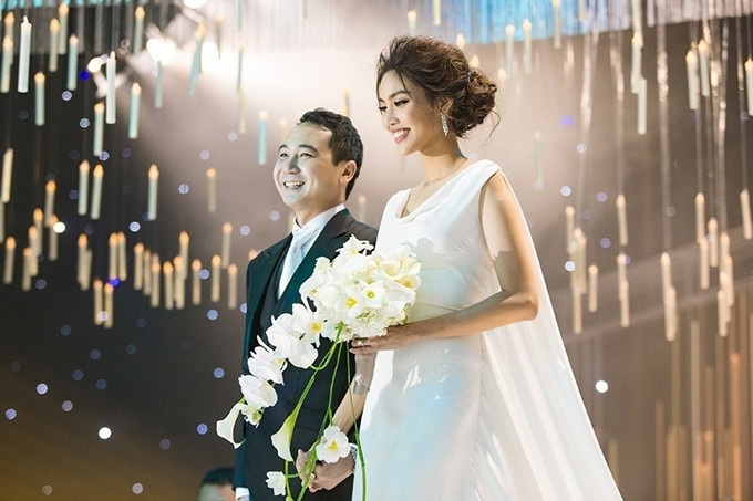 Lan Khuê, sinh năm 1992, kết hôn cùng doanh nhân Tuấn John hồi tháng 10/2018. Anh sinh năm 1987, là thành viên của gia đình cố doanh nhân Tư Hường. Anh được biết với vai trò quản lý một khu resort nổi tiếng ở Nha Trang, Phó BTC cuộc thi Hoa hậu Hoàn vũ Việt Nam 2015, Phó Chủ tịch Hiệp hội Quảng bá du lịch Nha Trang. Lan Khuê, sinh năm 1992, kết hôn cùng ông xã - doanh nhân Tuấn John hồi tháng 10/2018. Anh sinh năm 1987, là thành viên của gia đình cố doanh nhân Tư Hường. Anh được biết với vai trò quản lý một khu resort nổi tiếng ở Nha Trang, Phó ban tổ chức Hoa hậu Hoàn vũ Việt Nam 2015, Phó chủ tịch Hiệp hội quảng bá du lịch Nha Trang.