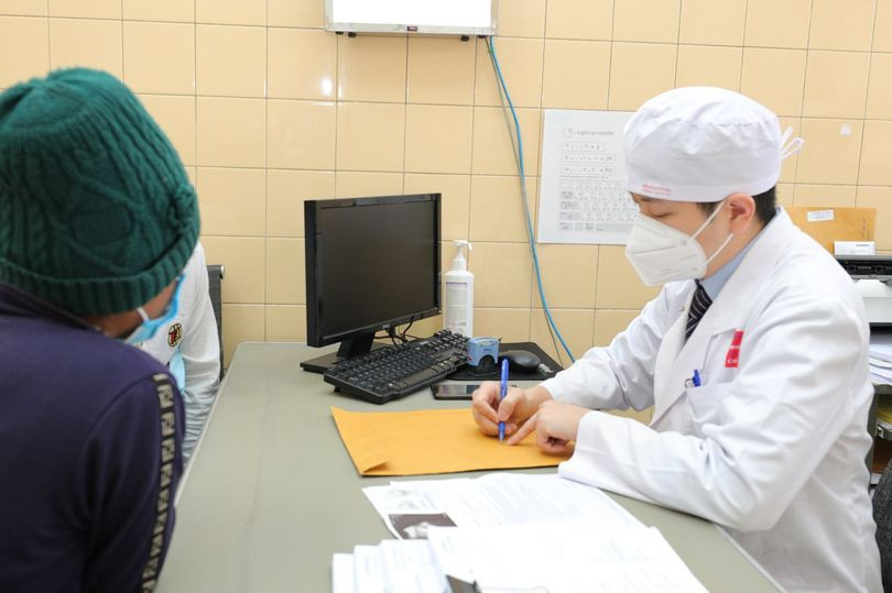 Phát hiện đỉa trong dương vật một người đàn ông, bác sĩ phẫu thuật “chết sững“ ảnh 1