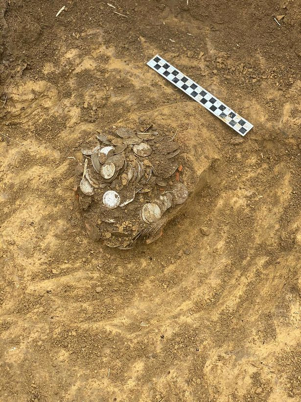 Dò kim loại vườn sau nhà, người đàn ông đào được 1061 đồng bạc cổ trị giá hàng tỷ đồng ảnh 5