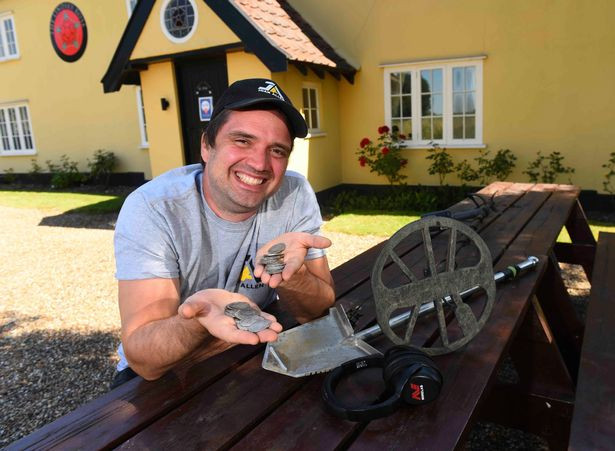 Dò kim loại vườn sau nhà, người đàn ông đào được 1061 đồng bạc cổ trị giá hàng tỷ đồng ảnh 4