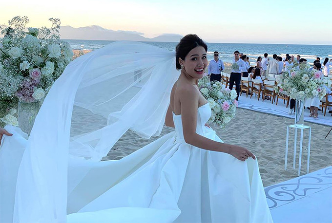 Đám cưới của Phương Anh chỉ có sự tham gia của người thân và một số bạn bè thân thiết, ngay tại resort do chồng cô làm chủ. Người đẹp ở Đà Nẵng từ nhiều ngày trước đó để chuẩn bị cho ngày trọng đại. Các khách mời cũng được mời ở lại nghỉ dưỡng 4 ngày khi dự đám cưới. Phương Anh, hay còn được gọi là Phanh Lee, sinh năm 1990. Cô được nhiều người biết đến qua các phim: "Ghét thì yêu thôi", "Yêu thì ghét thôi", "Mátxcơva mùa thay lá"... Đám cưới của Phương Anh chỉ có sự tham gia của người thân và một số bạn bè thân thiết, ngay tại resort do chồng cô làm chủ. Người đẹp ở Đà Nẵng từ nhiều ngày trước đó để chuẩn bị cho ngày trọng đại. Các khách mời cũng được mời ở lại nghỉ dưỡng 4 ngày khi dự đám cưới.Phương Anh, hay còn được gọi là Phanh Lee, sinh năm 1990. Cô được nhiều người biết đến qua các phim Ghét thì yêu thôi, Yêu thì ghét thôi, Mátxcơva mùa thay lá...