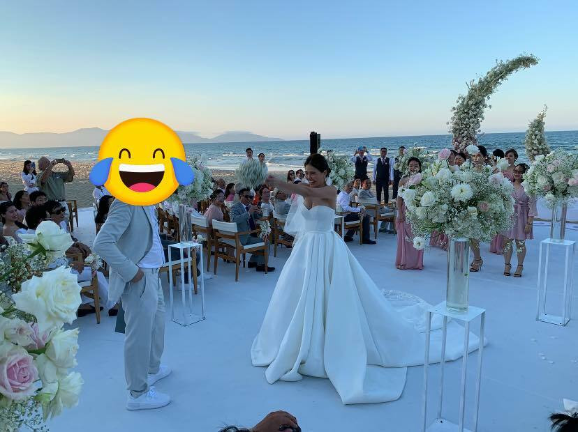 Chồng Phương Anh sinh năm 1986, sở hữu khối tài sản lớn nhưng nổi tiếng là người kín đáo trong giới doanh nhân. Anh rất ít khi lộ diện trước công chúng, kể cả trong các sự kiện lớn của công ty. Trước ngày cưới của Phương Anh, một trang mạng đưa ra thông tin chồng cô từng kết hôn. Tuy nhiên, nữ diễn viên khẳng định đây là lần đầu tiên làm đám cưới của anh. "Chúng em đều là những người lần đầu nên đều háo hức và chờ đợi ngày hôm nay", cô chia sẻ trong ngày cưới. Chồng Phương Anh sinh năm 1986, sở hữu khối tài sản lớn nhưng nổi tiếng là người kín đáo trong giới doanh nhân. Anh rất ít khi lộ diện trước công chúng, kể cả trong các sự kiện lớn của công ty. Trước ngày cưới của Phương Anh, một trang mạng đưa ra thông tin chồng cô từng kết hôn. Tuy nhiên, nữ diễn viên khẳng định đây là lần đầu tiên làm đám cưới của anh. Chúng em đều là những người lần đầu nên đều háo hức và chờ đợi ngày hôm nay, cô chia sẻ trong ngày cưới.