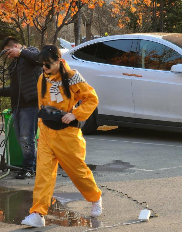 Phối đồ tươi mới và sang chảnh Xuân-Hè như “nữ thần thời thượng” Trịnh Sảng ảnh 2