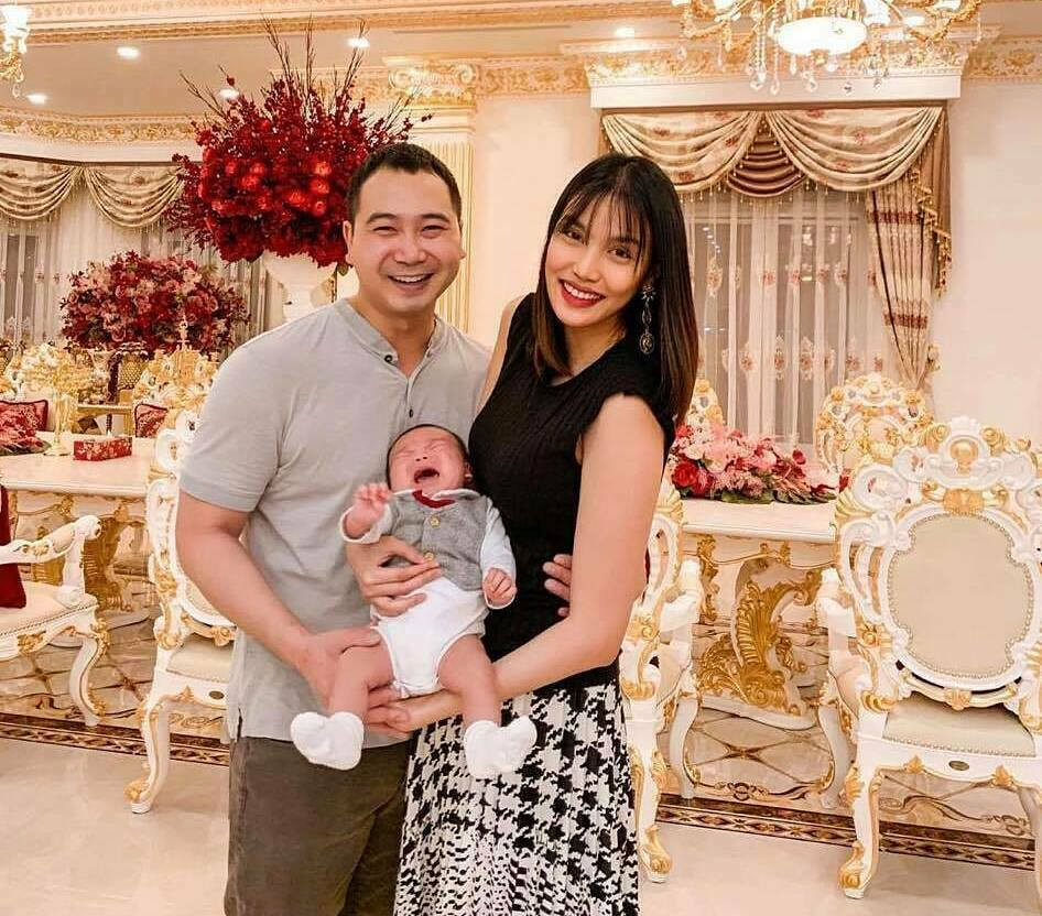 Cặp đôi đón con trai đầu lòng Connor hồi tháng 11/2019. Từ ngày làm mẹ, Lan Khuê chủ yếu dành thời gian chăm sóc con và ít hoạt động showbiz. Bên cạnh đó, cô điều hành một doanh nghiệp riêng. Cặp đôi đón con trai đầu lòng Connor hồi tháng 11/2019. Từ ngày làm mẹ, Lan Khuê chủ yếu dành thời gian chăm sóc con và ít hoạt động showbiz. Bên cạnh đó, cô điều hành một doanh nghiệp riêng.