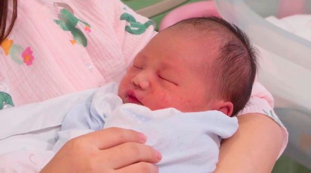 Phép màu y học khi một em bé sinh ra với dây rốn quấn cổ 6 vòng vẫn sống sót ảnh 10