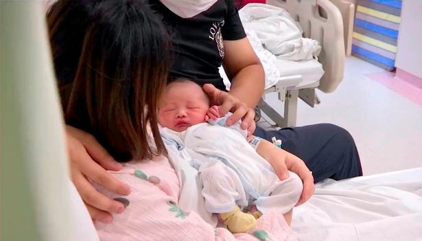 Phép màu y học khi một em bé sinh ra với dây rốn quấn cổ 6 vòng vẫn sống sót ảnh 9