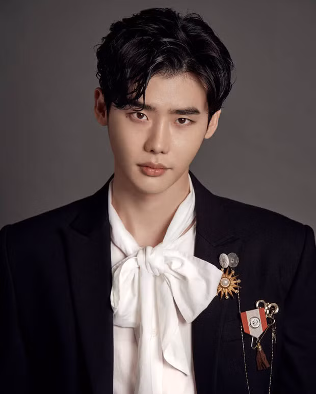 Lee Jong Suk phản ứng ra sao trước những nghi ngờ về giới tính? ảnh 6