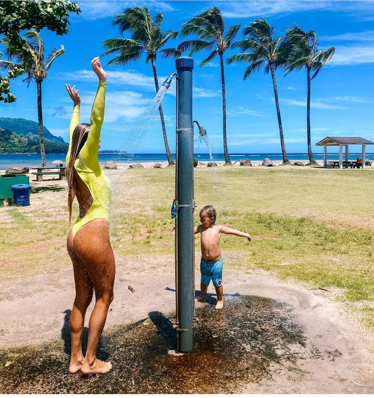 Ngắm “tuyệt tác” vòng 3 hoàn mỹ, gợi cảm của nữ vận động viên lướt ván “hot” nhất thế giới ảnh 15