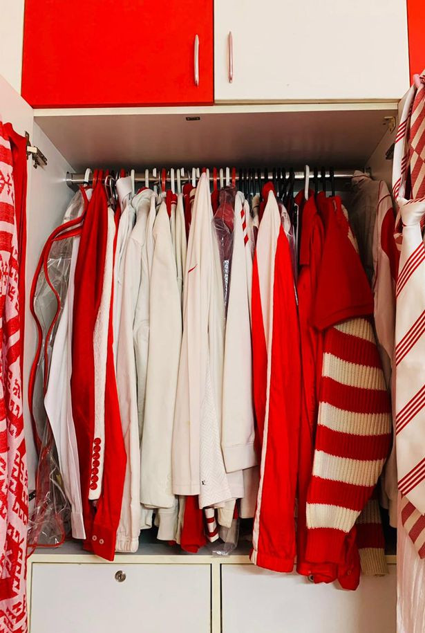 Gặp gỡ gia đình “đỏ-trắng” hiếm có nhất thế giới ảnh 6