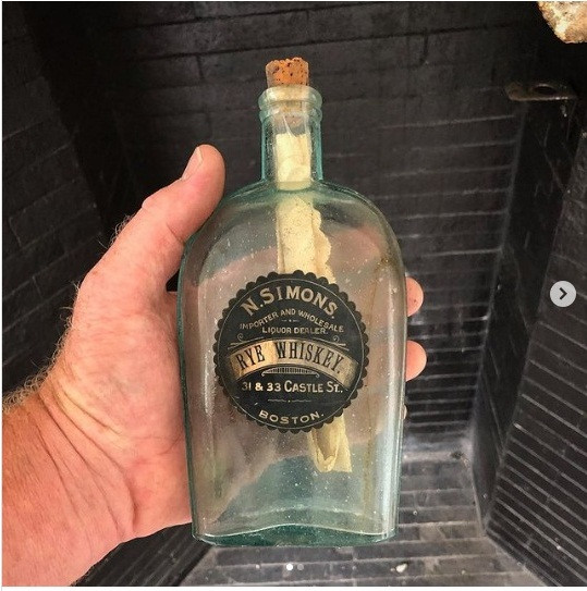 Bí ẩn mẩu thư nhắn trong chai thủy tinh được chôn ở lò sưởi cách đây 126 năm ảnh 1