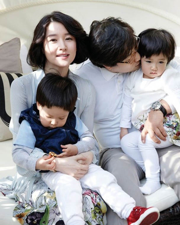 Để mặt mộc đi chợ, Dae Jang Geum Lee Young Ae lộ dấu hiệu lão hoá rõ rệt nhưng nhan sắc U50 vẫn khiến dân tình dậy sóng - Ảnh 3. Để mặt mộc đi chợ, Dae Jang Geum Lee Young Ae lộ dấu hiệu lão hoá rõ rệt nhưng nhan sắc U50 vẫn khiến dân tình dậy sóng - Ảnh 3.