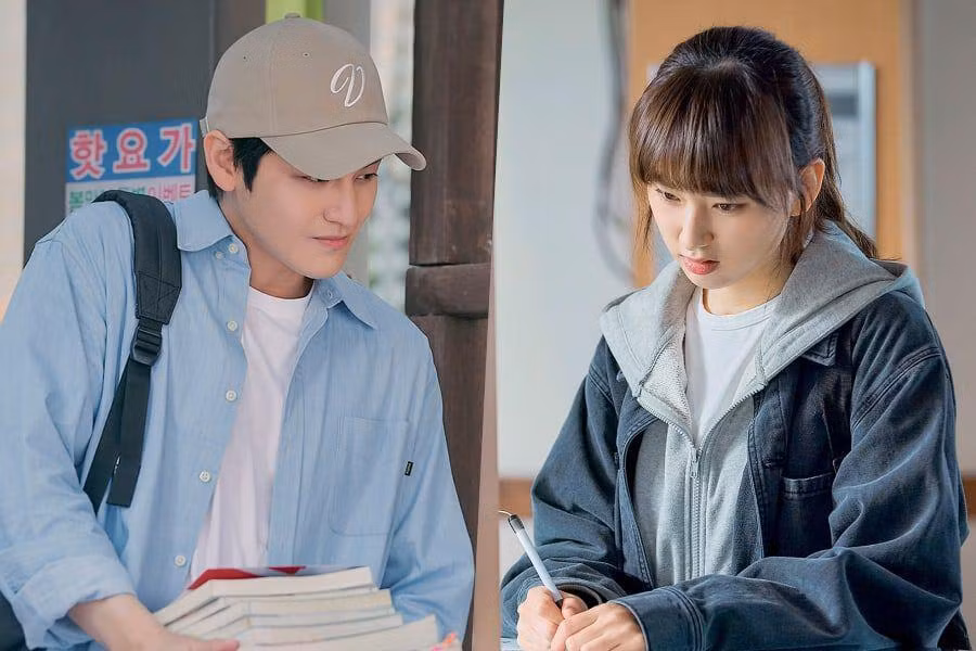 Hình ảnh mới nhất của Kim Bum và Ryu Hye Young khiến đông đảo trái tim netizens “chao đảo“ ảnh 2