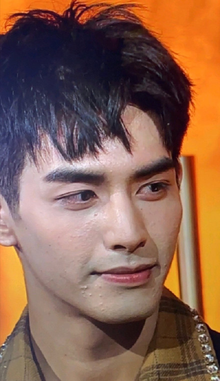 “Nam thần” Tống Uy Long “phản pháo” những xôn xao quanh làn da của mình ảnh 2