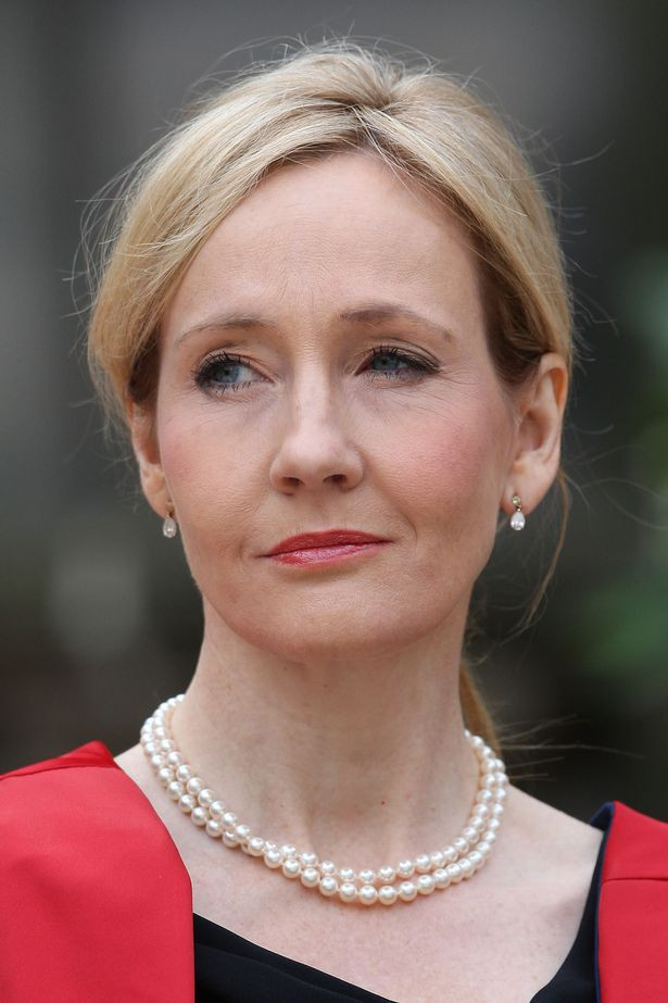 J. K. Rowling nêu chi tiết lý do mà cô ấy cảm thấy cần phải nói về vấn đề này, bao gồm cả sự quan tâm của mình đối với việc giáo dục giới tính và bảo vệ quyền tự do ngôn luận. (Ảnh: PA) J. K. Rowling tiết lộ từng bị lạm dụng tình dục ở độ tuổi 20 “ám ảnh” đến tận bây giờ ảnh 2
