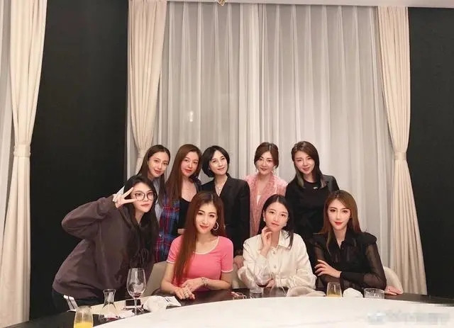 Người sáng lập thương hiệu Kenzo qua đời vì COVID-19; Bành Dục Sướng đẹp như truyện tranh ảnh 7