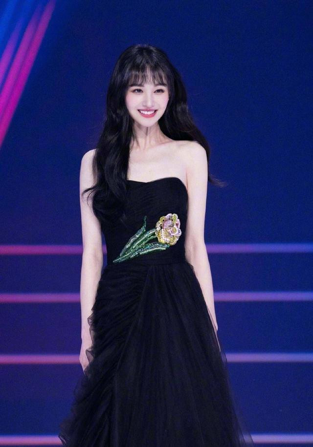 Phối đồ tươi mới và sang chảnh Xuân-Hè như “nữ thần thời thượng” Trịnh Sảng ảnh 4