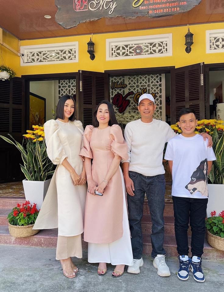 “Sao” Việt diện đồ và trang điểm cho dịp Tết Tân Sửu 2021: Áo dài tay phồng và bộ suit lên ngôi ảnh 4