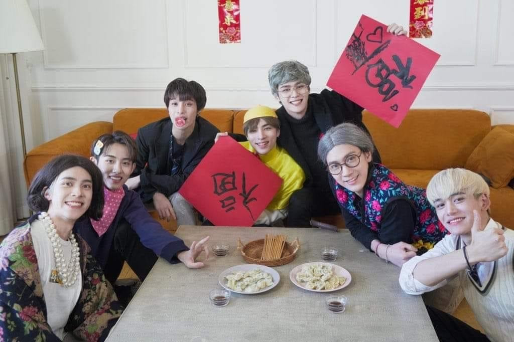 Khi “sao” Hàn đón Tết nguyên đán, hóa ra cũng không có "ngoại lệ" ngoài "bình thường mới" ảnh 11