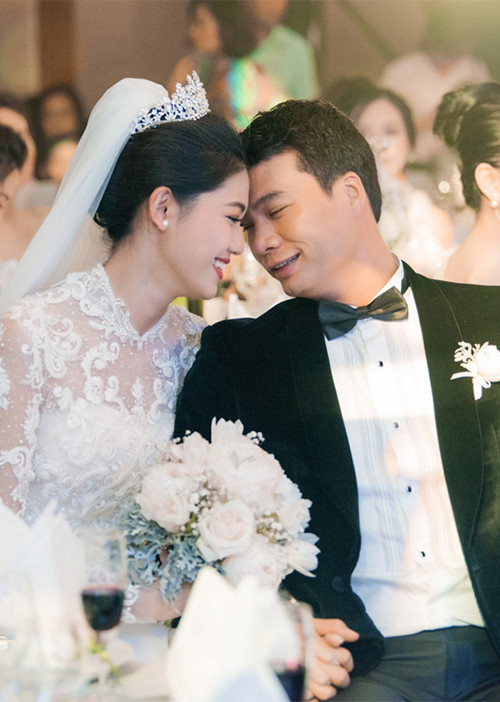 Nên duyên với “tổng tài”, đây là những người đẹp 9X có cuộc sống hơn cả "bà hoàng" ảnh 4 Thanh Tú sinh năm 1994, là á hậu Việt Nam 2016. Cô kết hôn với doanh nhân Nguyễn Thành Phương, ông chủ của một tập đoàn lớn, sau chưa đầy một năm hẹn hò.Anh sinh năm 1978, hơn cô 16 tuổi, từng trải qua một lần đổ vỡ hôn nhân và sở hữu một tập đoàn lớn. Nửa năm sau đám cưới, Thanh Tú sinh con trai đầu lòng.