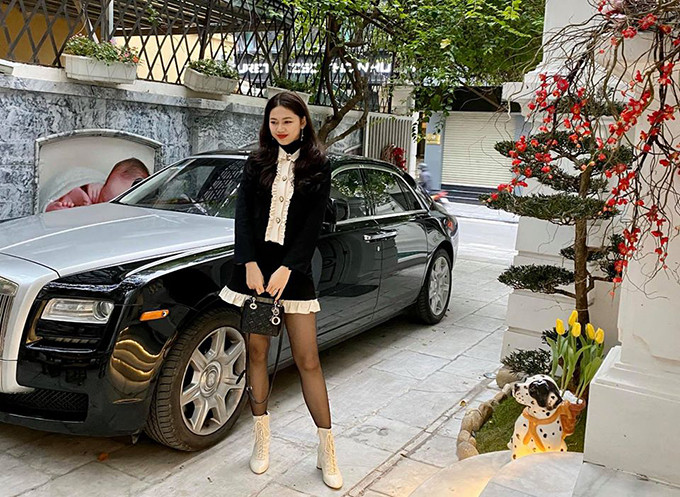 Trở thành bà chủ của một tập đoàn lớn, cuộc sống Thanh Tú phủ đầy nhung lụa với biệt thự, xe sang và hàng hiệu. Người đẹp cũng dừng mọi hoạt động showbiz để chăm sóc tổ ấm, dành toàn bộ thời gian cho chồng và con trai nhỏ. Cô chỉ thỉnh thoảng xuất hiện cùng chồng trong các sự kiện của công ty. Trở thành bà chủ của một tập đoàn lớn, cuộc sống Thanh Tú phủ đầy nhung lụa với biệt thự, xe sang và hàng hiệu. Người đẹp cũng dừng mọi hoạt động showbiz để chăm sóc tổ ấm, dành toàn bộ thời gian cho chồng và con trai nhỏ. Cô chỉ thỉnh thoảng xuất hiện cùng chồng trong các sự kiện của công ty.