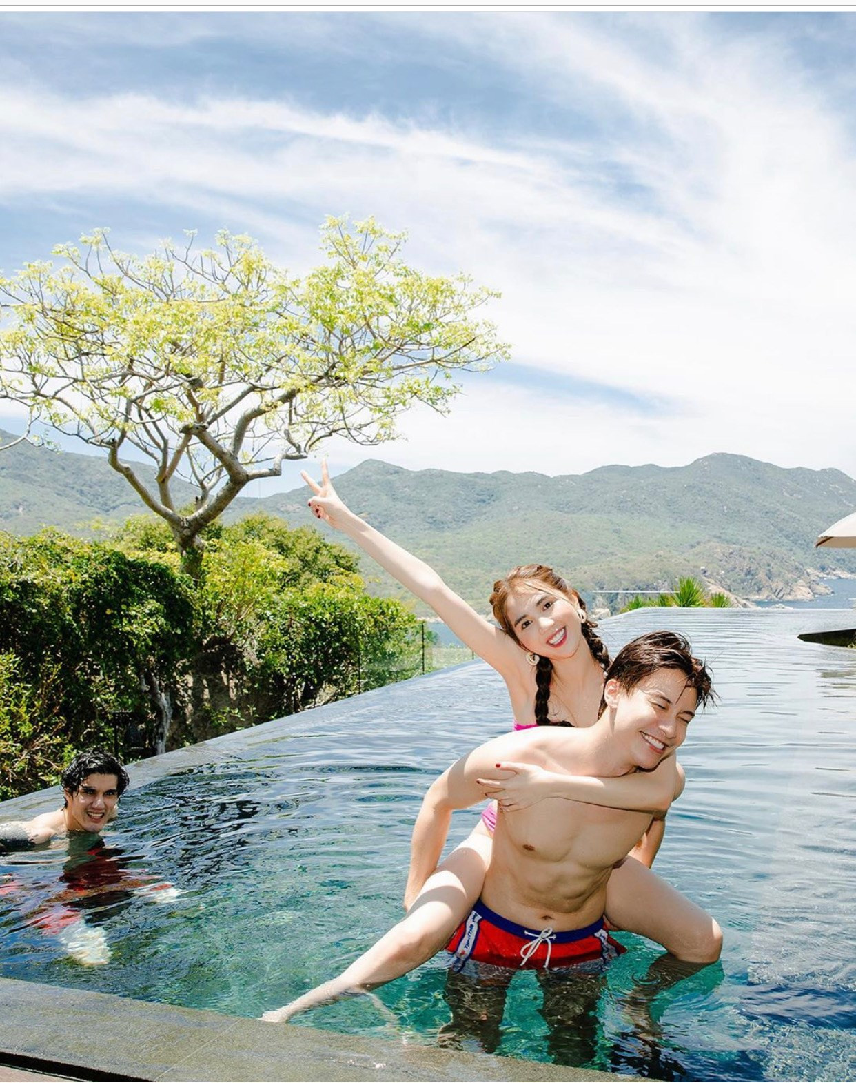 Showbiz Việt 15/7: Ninh Dương Lan Ngọc hở “bạo” khởi động Hè, Ngọc Trinh hóa “trẻ thơ“ ảnh 11