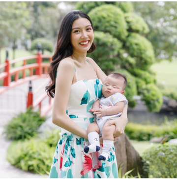 Á hậu Thúy Vân khoe “thiên thần”, cư dân mạng lại “sốt” với đôi bàn tay nhỏ “thần thánh“ ảnh 6