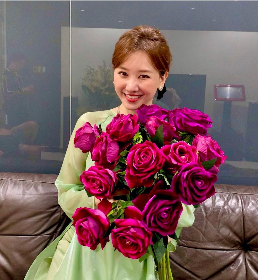 “Sao” Việt diện đồ và trang điểm cho dịp Tết Tân Sửu 2021: Áo dài tay phồng và bộ suit lên ngôi ảnh 13