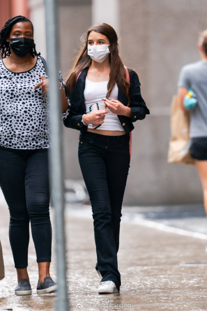 Suri Cruise leo thẳng top tìm kiếm ở Hàn Quốc vì vóc dáng, khí chất như ngôi sao ở tuổi 14 ảnh 3