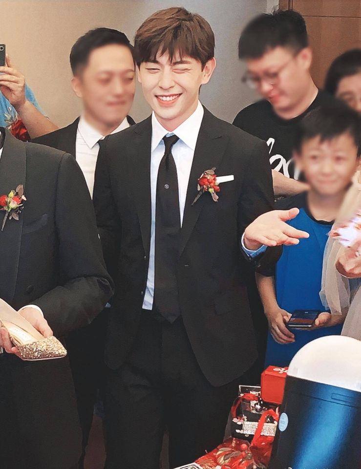 Dương Mịch năm 17 tuổi trong vòng tay của Thành Long được dân mạng nhận xét như bố con ảnh 14