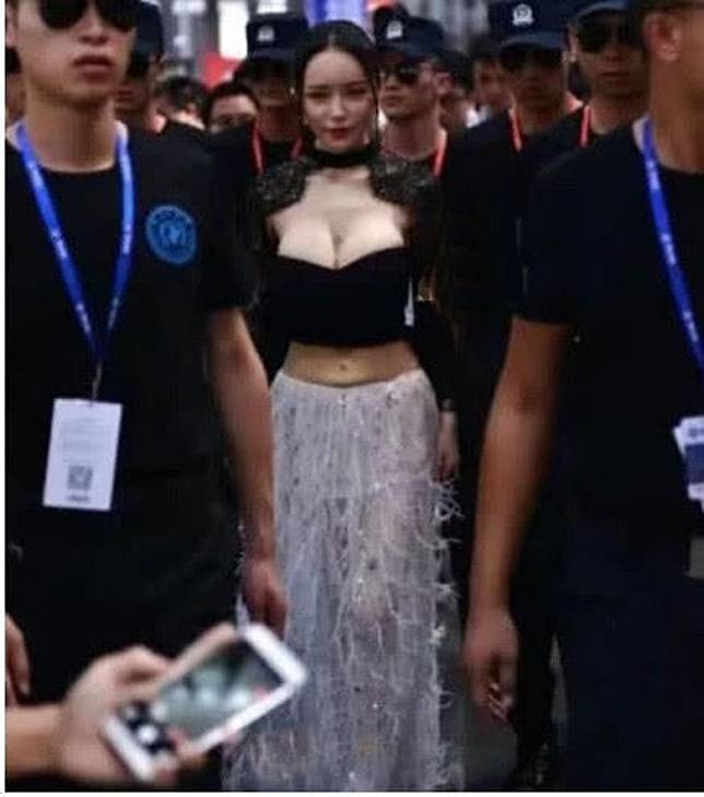 'Thiếu gia giàu nhất Trung Quốc' chi 17 tỷ, mua du thuyền tặng mỹ nhân ‘siêu vòng một’ ảnh 3