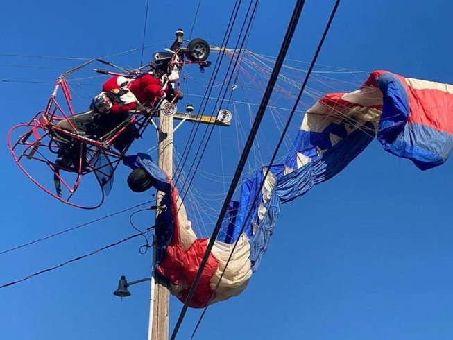 Giải cứu 'ông già Noel' đi phát quà bị mắc kẹt trên cột điện ảnh 1