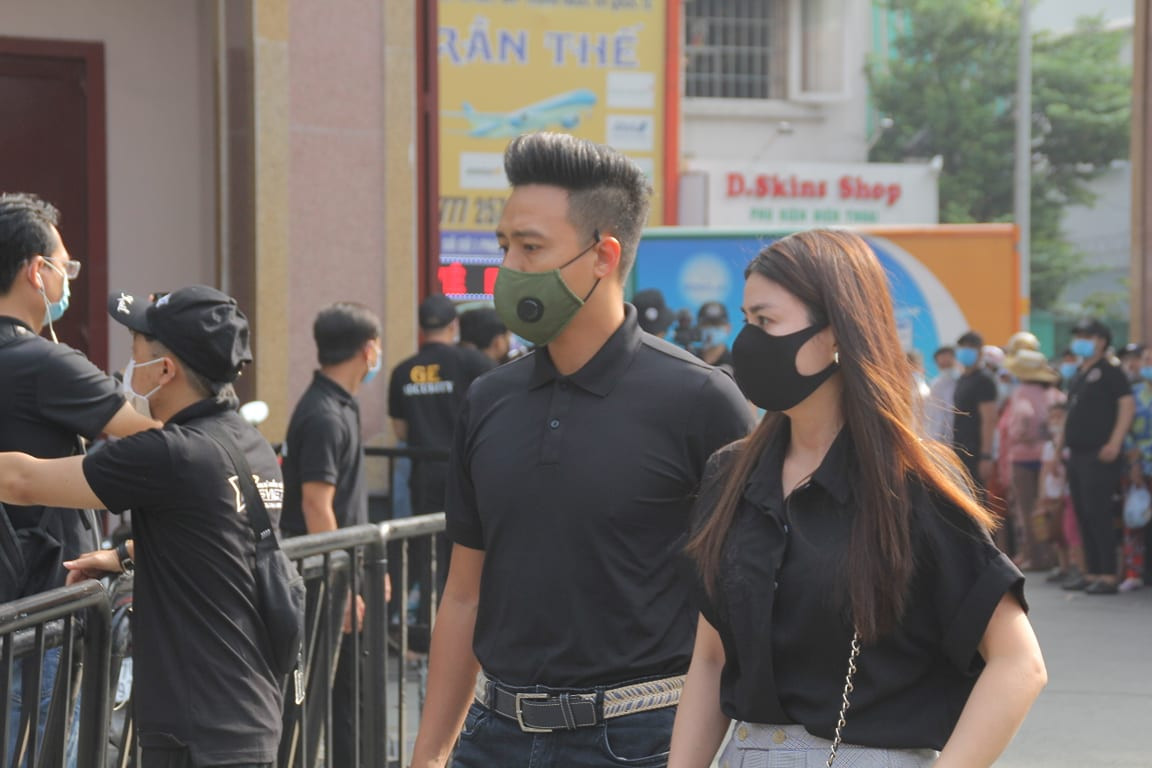 Ngày buồn cuối năm của showbiz Việt: Đông đảo nghệ sĩ đến tiễn biệt danh hài Chí Tài ảnh 6