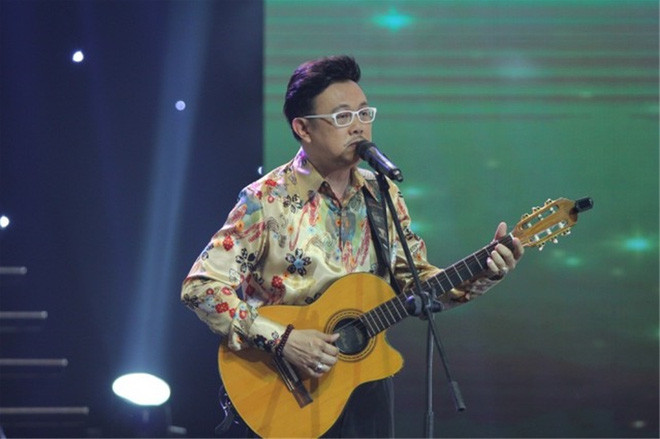 Hình ảnh cây đàn lặng yên bên linh cữu Chí Tài gây xúc động mạnh ảnh 3