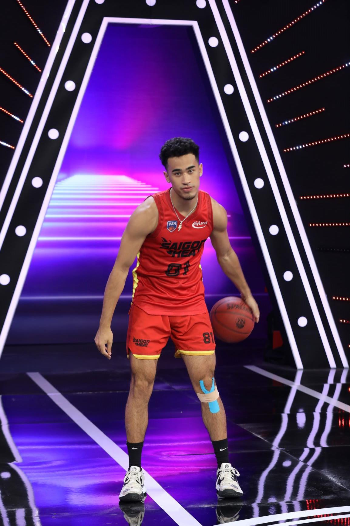 Lý Nhã Kỳ khóc khi ôm hot boy bóng rổ: 'Lâu rồi em không có ai ôm' ảnh 2