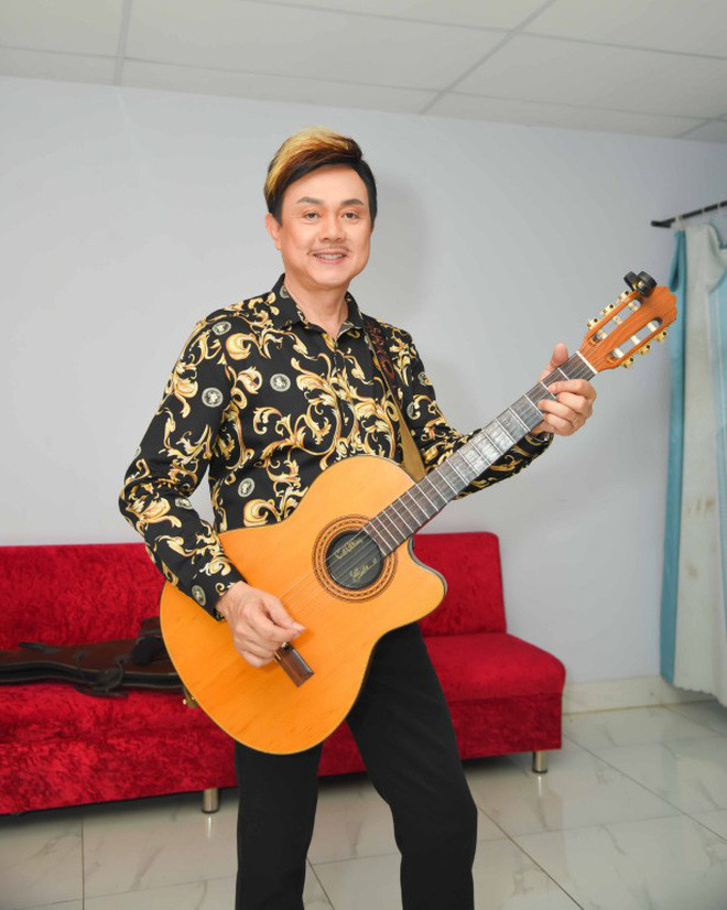 Hình ảnh cây đàn lặng yên bên linh cữu Chí Tài gây xúc động mạnh ảnh 5