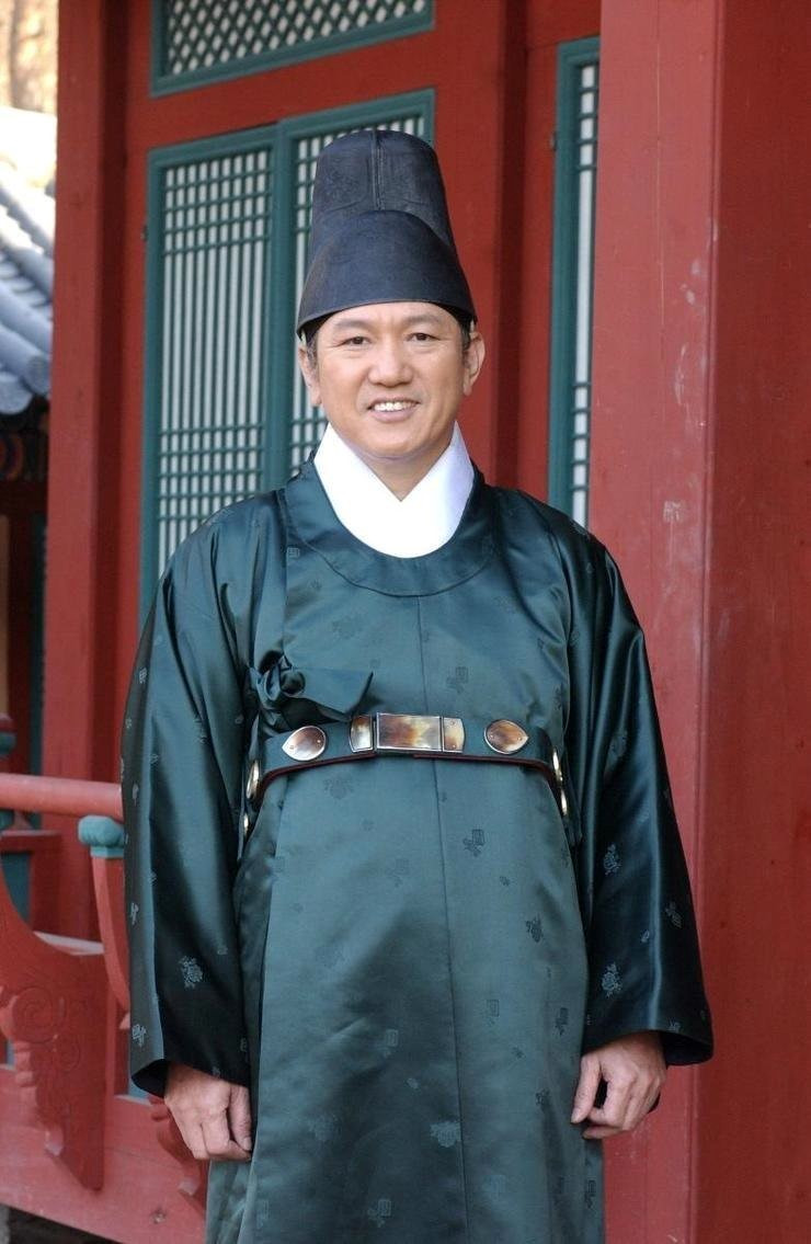 Dương Mịch năm 17 tuổi trong vòng tay của Thành Long được dân mạng nhận xét như bố con ảnh 5